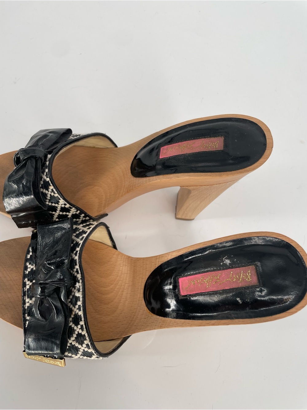 Vintage Betsey Johnson Wooden Heeled Mules With Patent Bow Detail 5” Heel - Picture 4 of 16